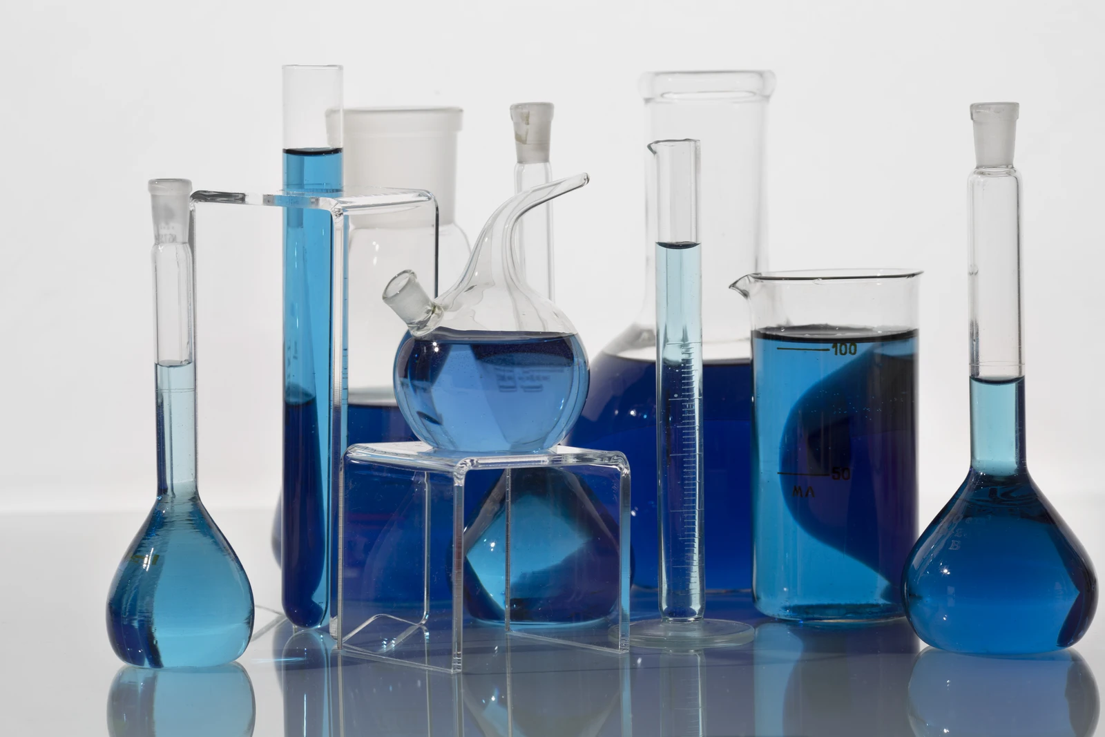 Laboratory flasks and beakers made of heat-resistant borosilicate glass